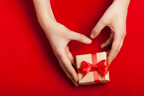 Hands holding a gift Stock-Fotos