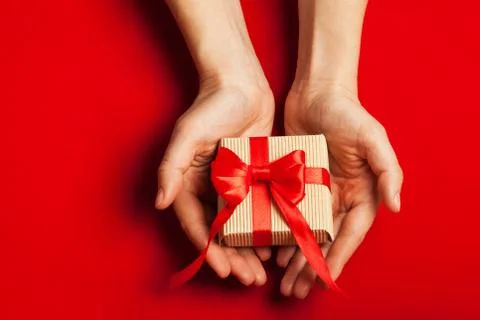 Hands holding a gift Stock-Fotos