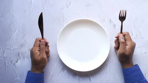 Hands holding knife and fork over empty plate while waiting for dinner on w.. Vídeos de archivo 332744930