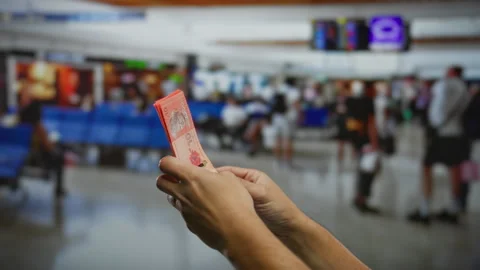 Hands holding malaysian ringgit banknotes in a bustling airport interior wi.. Stock-Footage 306404159