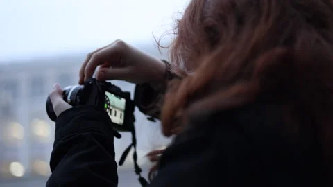 Hands holding mirrorless camera with a flip screen 库存影片 336690807