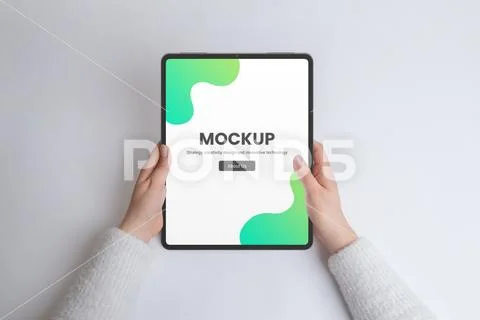 Hands holding a modern tablet mockup in top view, flat lay Modello PSD