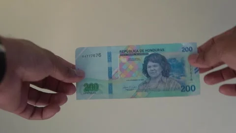 Hands holding new two hundred honduran lempiras banknote Vídeos de archivo 332361190