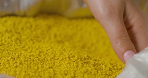 Hands holding a pile of plastic pellets, Plastic beads for factory, close-up Vídeo Stock 120067408