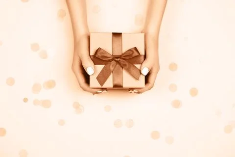 Hands holding present box Foto stock