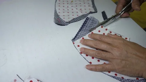 Hands holding scissors cutting the cotton making face protective mask.Thai. Vidéo 126808710