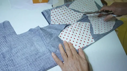 Hands holding scissors cutting the cotton making face protective mask.Thai. Vidéo 126825541