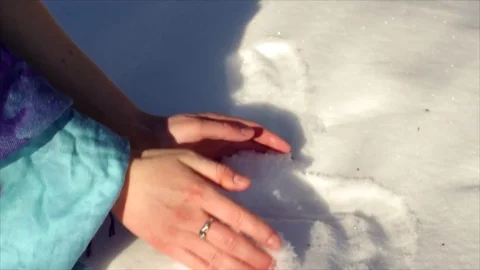 Hands holding snow 库存影片 73828621