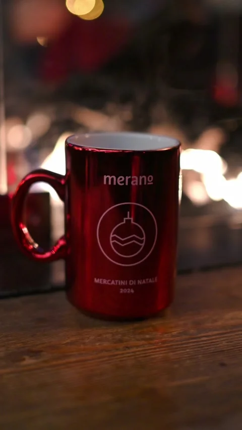 Hands Holding a Steaming Hot Drink by the Fire at a Christmas Market 스톡 동영상 318184796