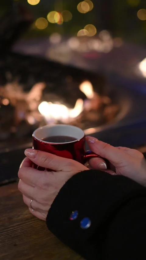 Hands Holding a Steaming Hot Drink by the Fire at a Christmas Market Stock-Footage 318184987