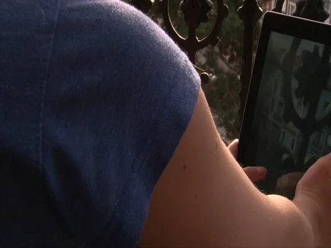 Hands holding a tablet pc and taking photos of old european town 스톡 동영상 72965416