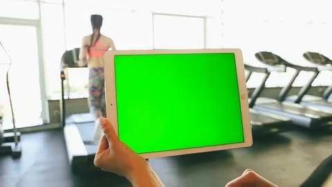 Hands holding tablet pc with gree screen sport club aps video footage Vídeo Stock 75648760