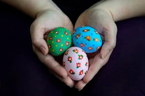 Hands holding three Easter eggs Foto stock