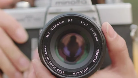 Hands Holding Vintage Minolta Camera Lens Close-up Vídeos de archivo 334850366