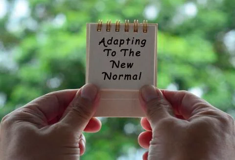 Hands Holding A White Notepad With Text Written And Blurred Green Background Foto stock