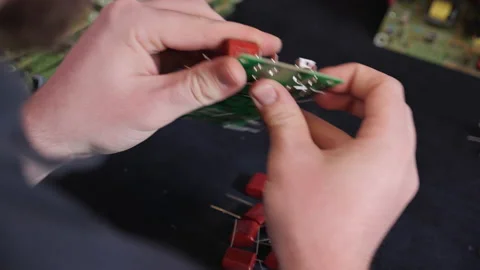 Hands inserting electronic component into printed circuit board - close up Stock-Footage 139742715