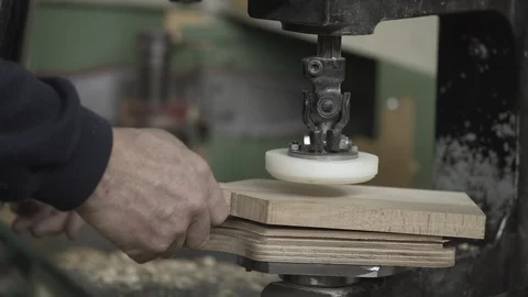 Hands of joiner puts chopping board on copy shaper machine, sanding side surface 動画素材 88177458