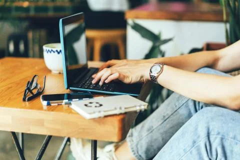 Hands on the keyboard in a cafe 스톡 사진