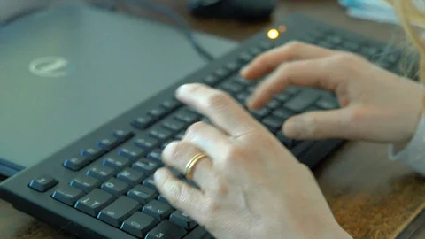 Hands on keyboard 動画素材 129023574