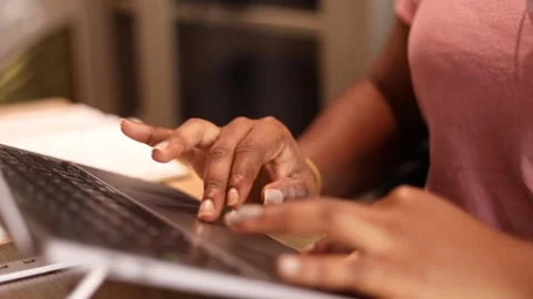 Hands on keyboard Vídeo Stock 302557995