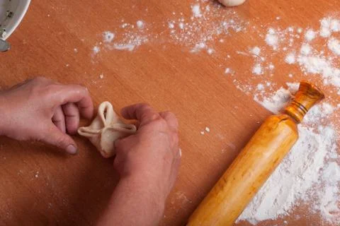 Hands kneading dough on the table Stock-Fotos