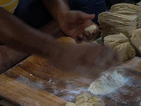 Hands kneading soft dough to prepare fresh roti or samosa, Stock-Fotos