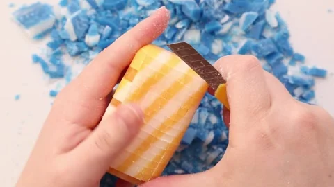 The hands with a knife cuts yellow soap into small pieces. Asmr. Vídeos de archivo 265771912