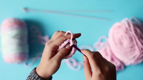 Hands Knitting with Pink Yarn 库存影片 325036309