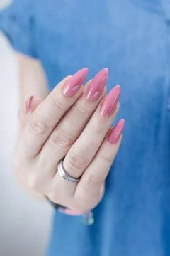 Hands with long nails and light pink manicure 库存照片