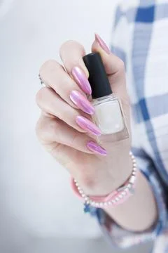 Hands with long nails and a light pink color nail polish Foto stock