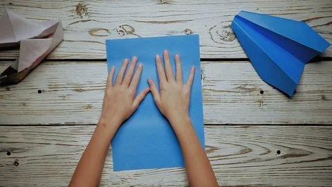 Hands make a paper airplane 動画素材 81405018