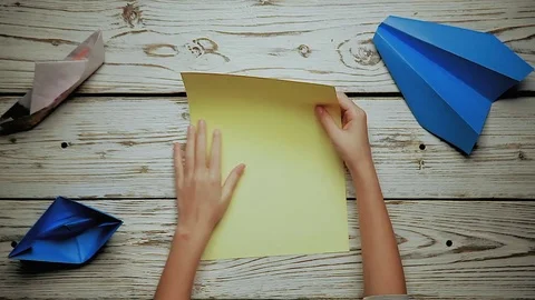 Hands make a paper airplane 動画素材 81405213