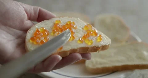 Hands make a sandwich with red caviar. Vídeo Stock 148164784