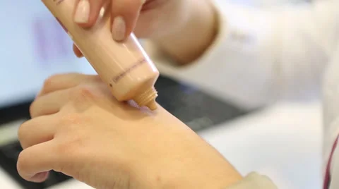 Hands of the makeup artist. Vídeo Stock 34336958