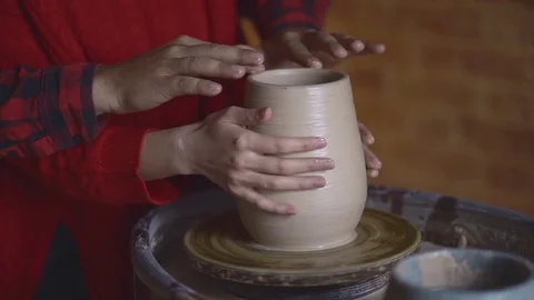 Hands making clay jug on potter's wheel Stock-Footage 80432828