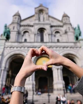 Hands making heart shape in front of Sacre Coeur in Paris 스톡 사진