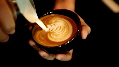 Hands making latte art coffee. Ideal morning routine concept with coffee latte. Vídeo Stock 334647980