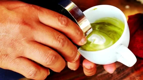 Hands making latte art on Green tea latte. Stock-Footage 334648563