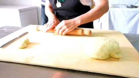 Hands making pasta Stockbeeldmateriaal 101652458