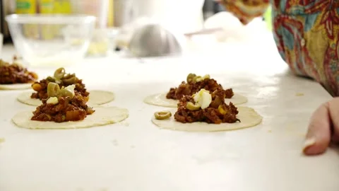 Hands making the repulgue and closing of homemade Argentine empanadas. Stock Footage 207828381