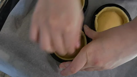 Hands making tarts Stockbeeldmateriaal 166531856