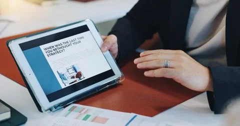 Hands, man and screen of tablet in office of neurology article, information and Foto stock
