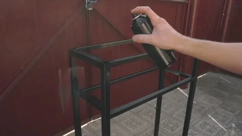 In the hands of a man a balloon with black paint 库存影片 145182672