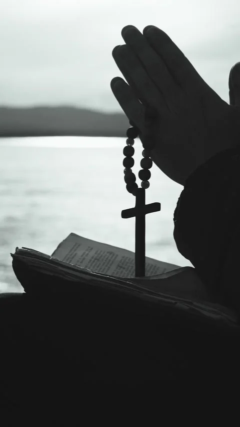 The hands of a man with a Christian cross reading the Bible. Vídeo Stock 344021016