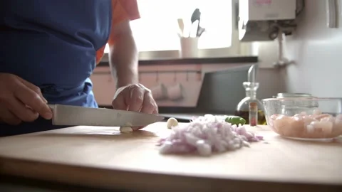 Hands of a man in the kitchen chopping vegetables Stock-Footage 136410455