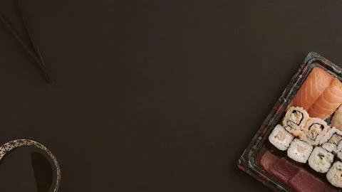 Hand's man puts a sushi tray on the dinner table 库存影片 137264039
