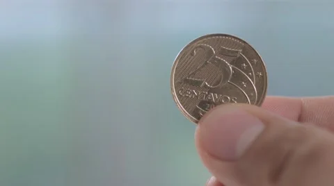 Hands of a man show to camera 25 cents of a brazilian coin Stock-Footage 58509306