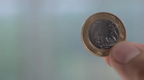Hands of man show to the camera a brazilian coin of 1 real 스톡 동영상 58509039