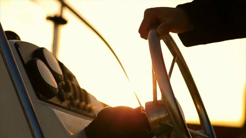 Hands of a man steering a boat. Vidéo 88369171