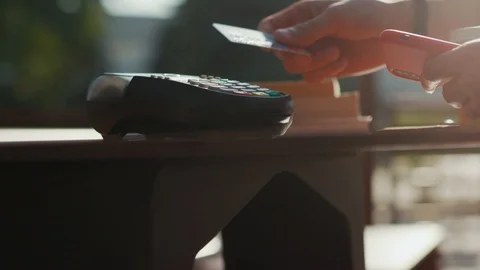 Hands man use contactless payment with credit card customer finance money paying Video stock 115504556